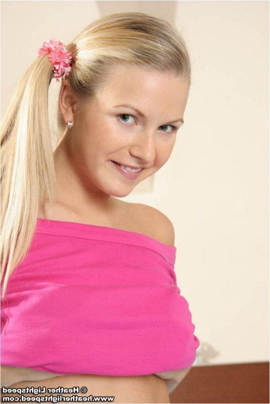 15P Heather shows her pussy upskirt