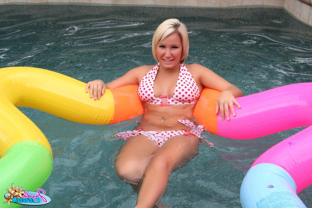 20P Pictures of Jayda Brook going for a nude swim