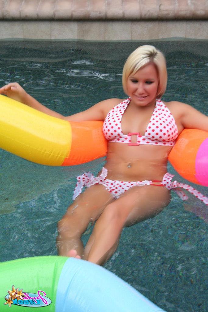 20P Pictures of Jayda Brook going for a nude swim