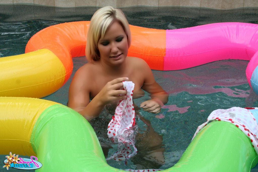 20P Pictures of Jayda Brook going for a nude swim