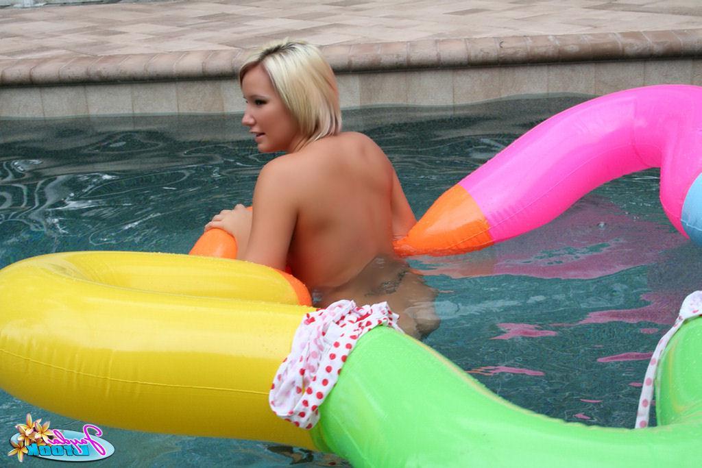 20P Pictures of Jayda Brook going for a nude swim