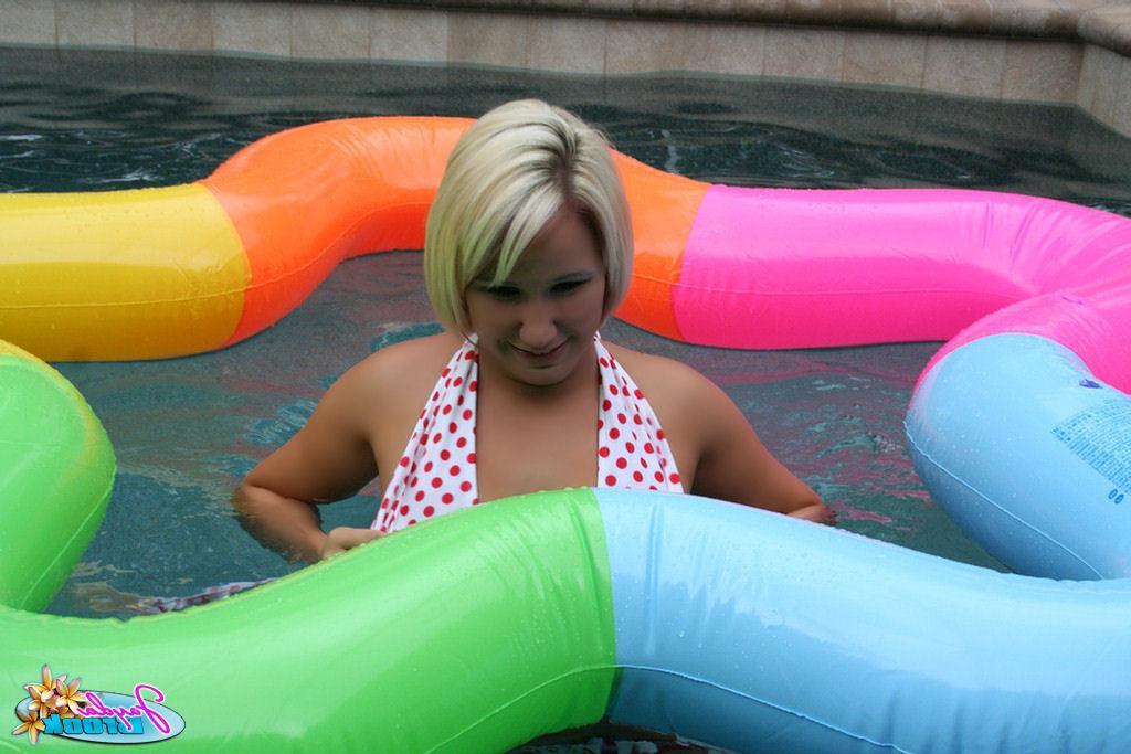 20P Pictures of Jayda Brook going for a nude swim