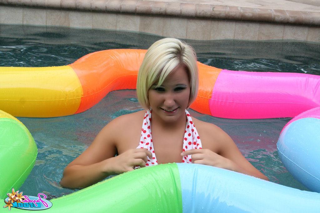 20P Pictures of Jayda Brook going for a nude swim