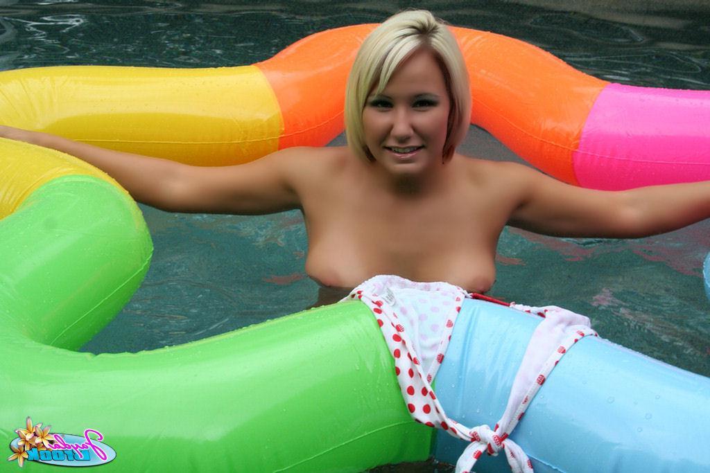 20P Pictures of Jayda Brook going for a nude swim