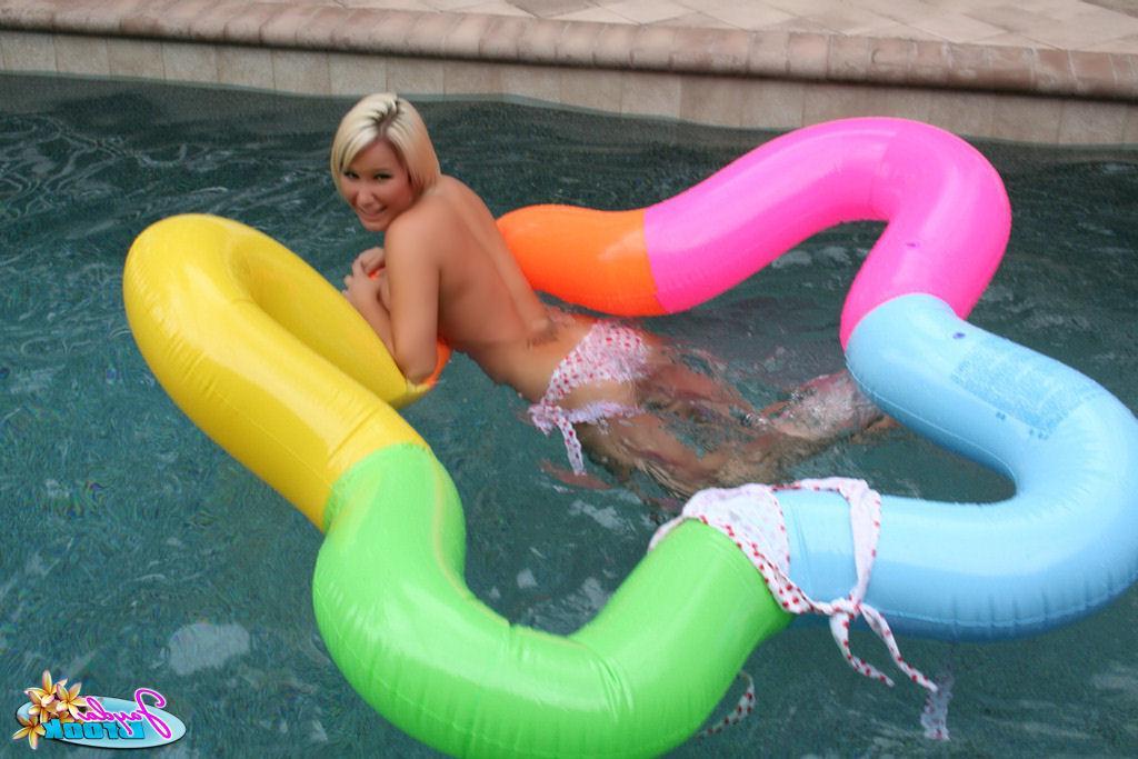 20P Pictures of Jayda Brook going for a nude swim