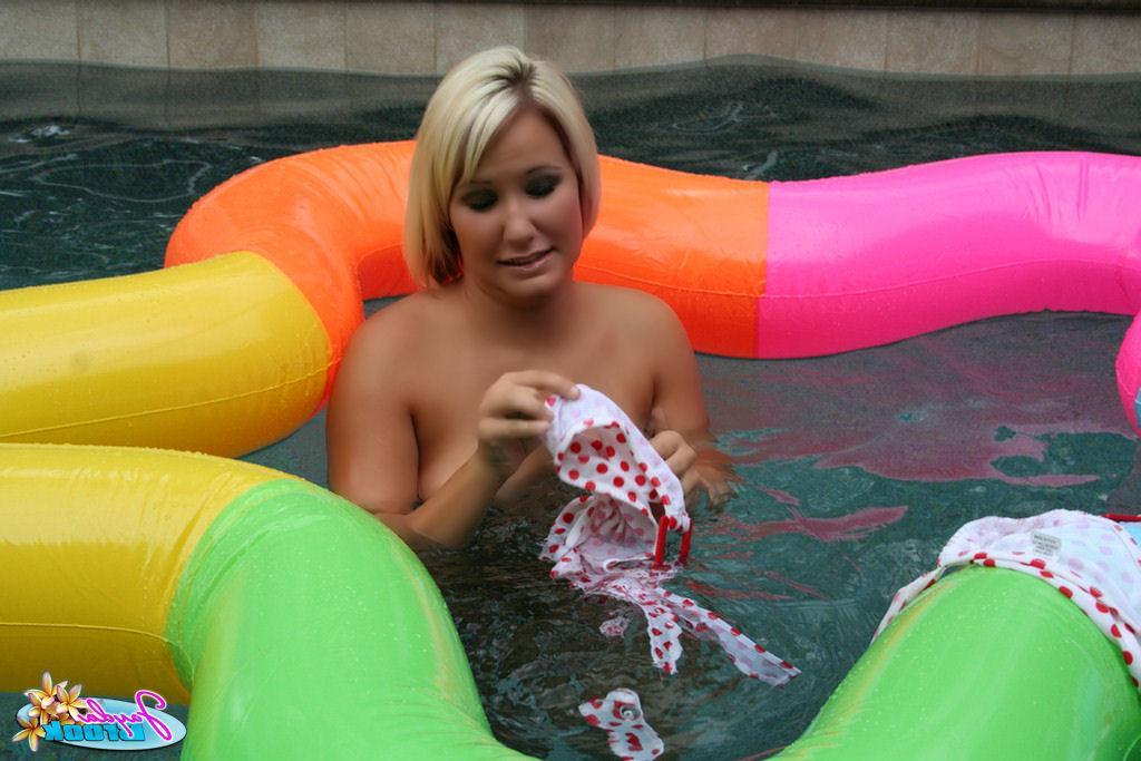 20P Pictures of Jayda Brook going for a nude swim