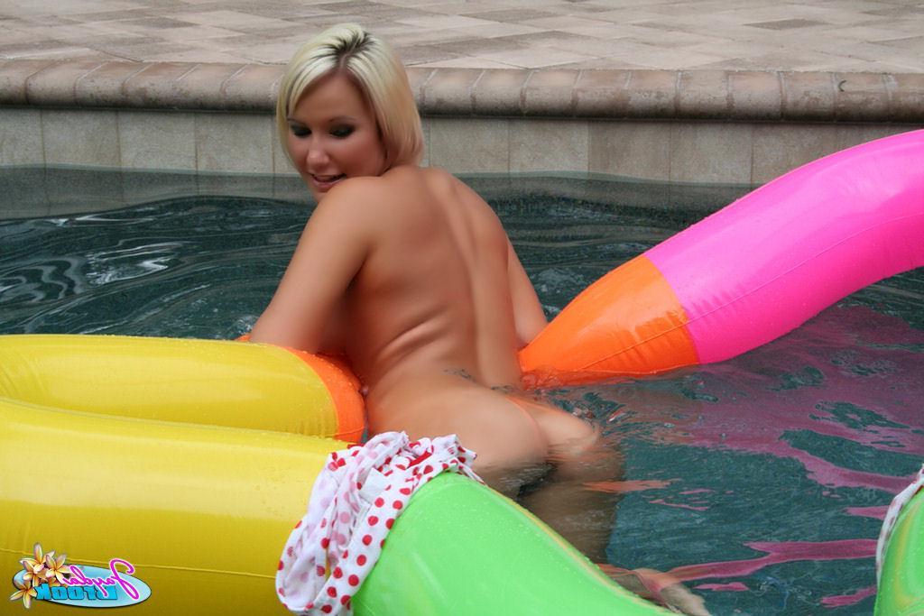 20P Pictures of Jayda Brook going for a nude swim