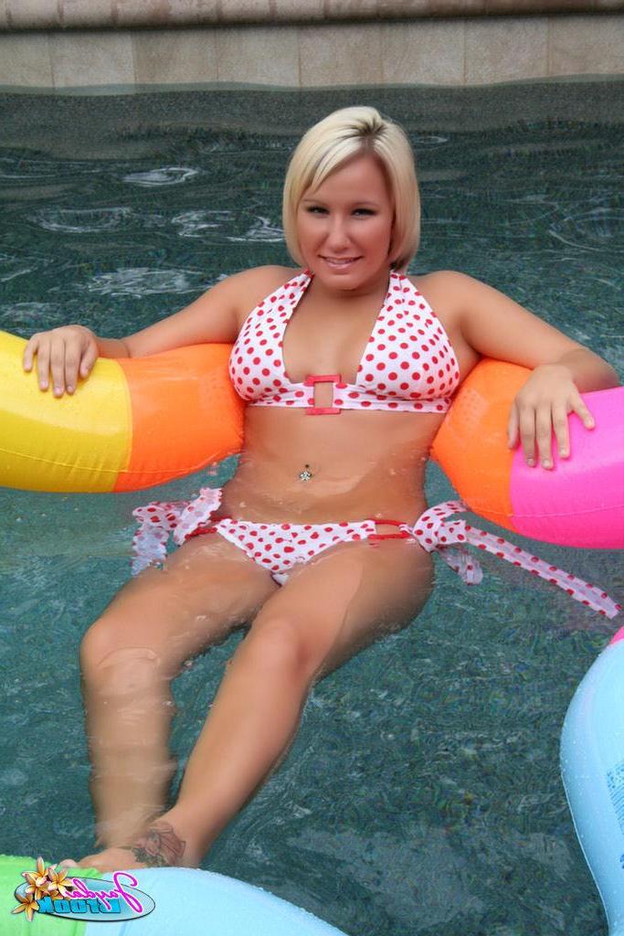 20P Pictures of Jayda Brook going for a nude swim