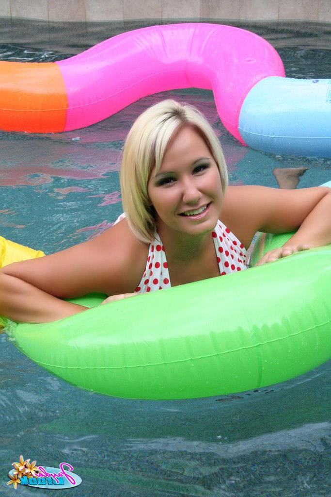 20P Pictures of Jayda Brook going for a nude swim