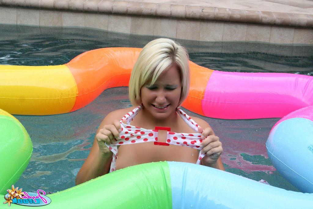 20P Pictures of Jayda Brook going for a nude swim