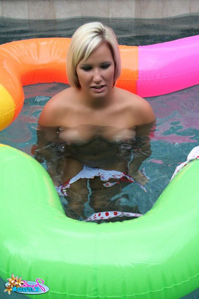 20P Pictures of Jayda Brook going for a nude swim