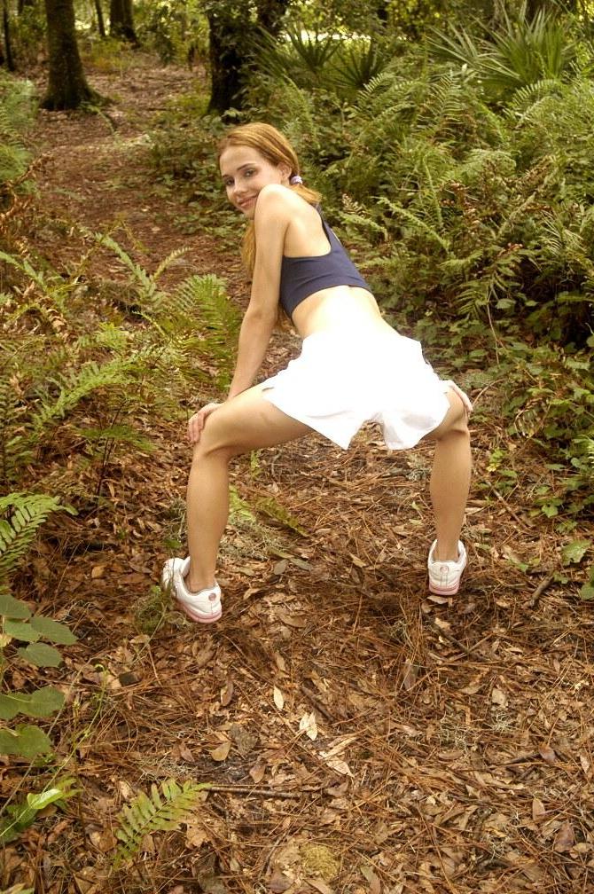 16P Pictures of teen star Jenny Heart stripping nude outside