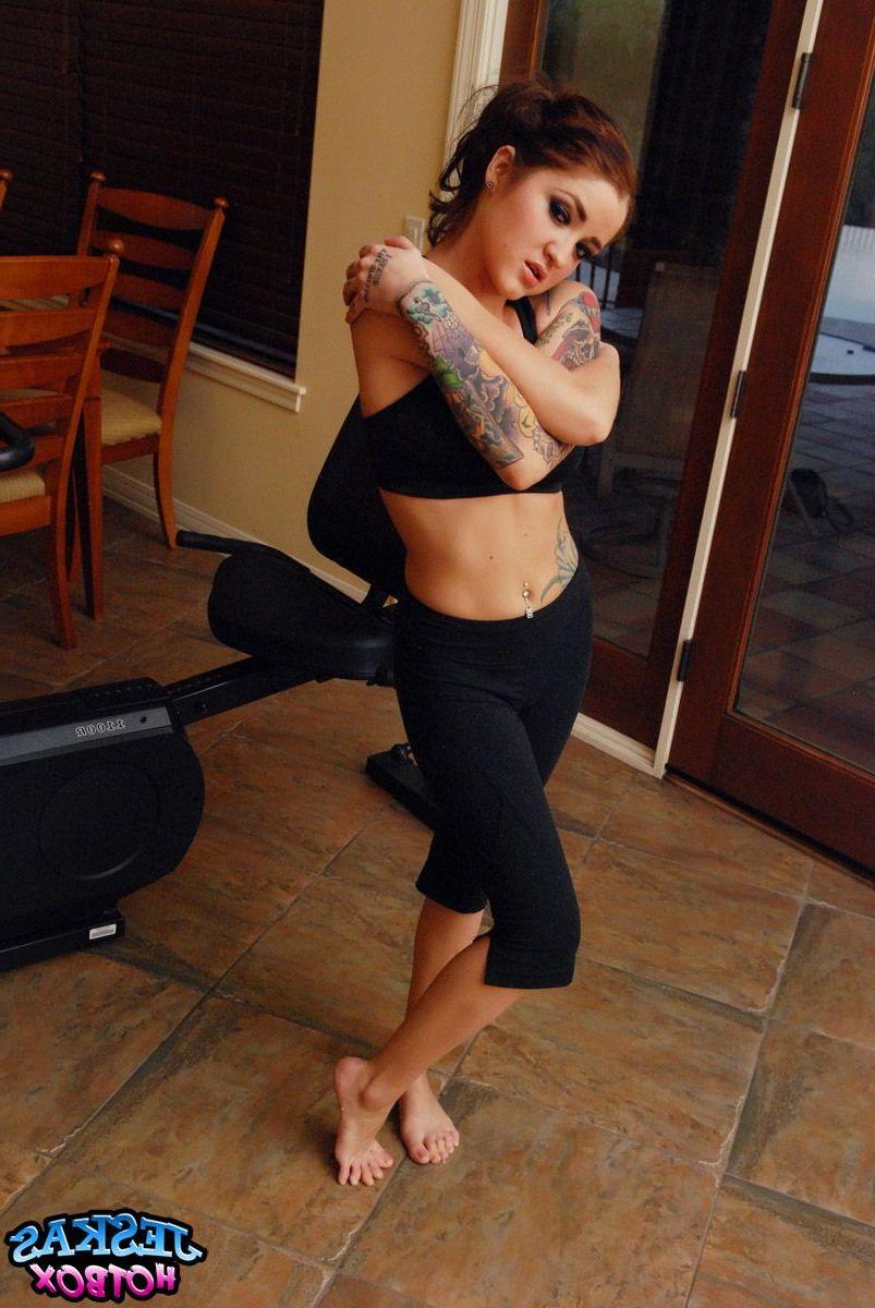 20P Pictures of Jeskas HotBox doing her stretches in the nude