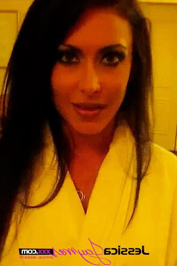 15P Pornstar Jessica Jaymes is a naughty girl for hire in a hotel