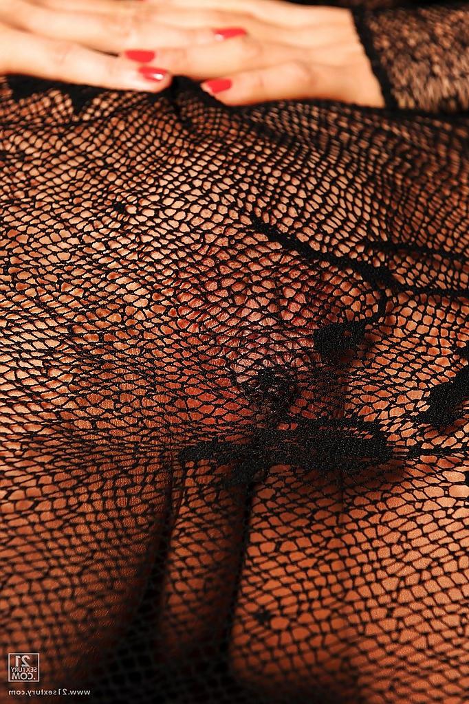 16P Close up posing scene features long legs of milf pornstar babe Sandy