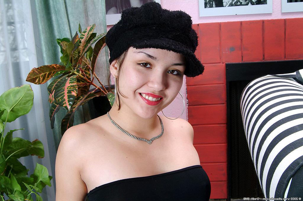 16P Tiny Asian amateur Sandy spreading labia lips after undressing