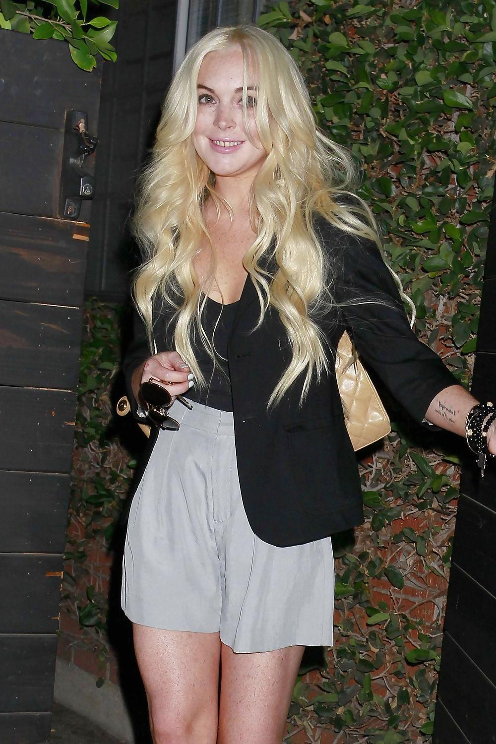 19P Lindsay Lohan LEGGY leaving a hair salon in Beverly Hills