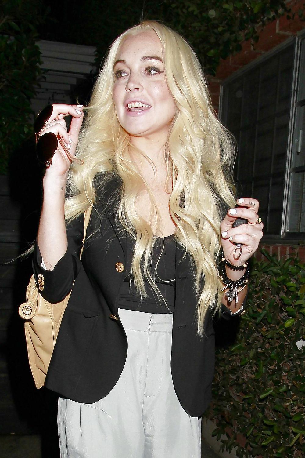 19P Lindsay Lohan LEGGY leaving a hair salon in Beverly Hills