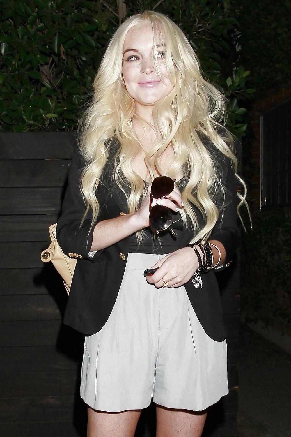 19P Lindsay Lohan LEGGY leaving a hair salon in Beverly Hills