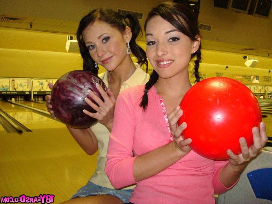 15P Slutty teens Sandy and Jessica have juicy threesome