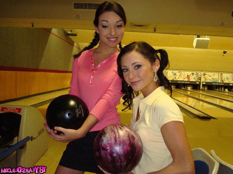15P Slutty teens Sandy and Jessica have juicy threesome
