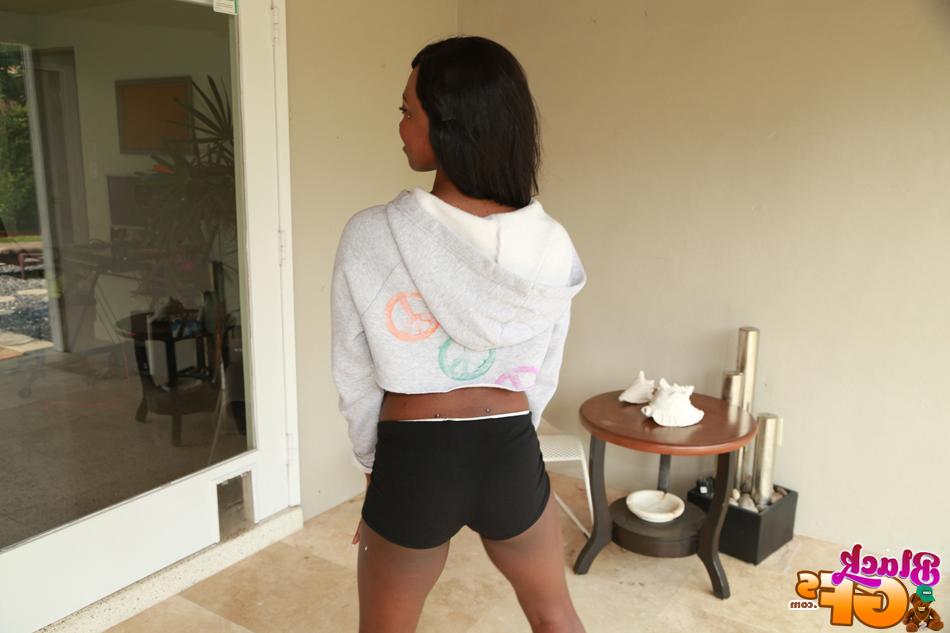 15P Black teen Skyler Nicole strips naked to bare her 18 year old body