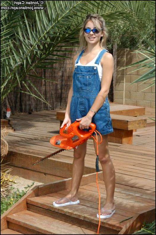 17P Nude jordan capri playing outside