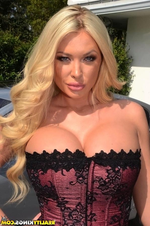 16P Blonde lady with big tits Summer Brielle Taylor poses in close up