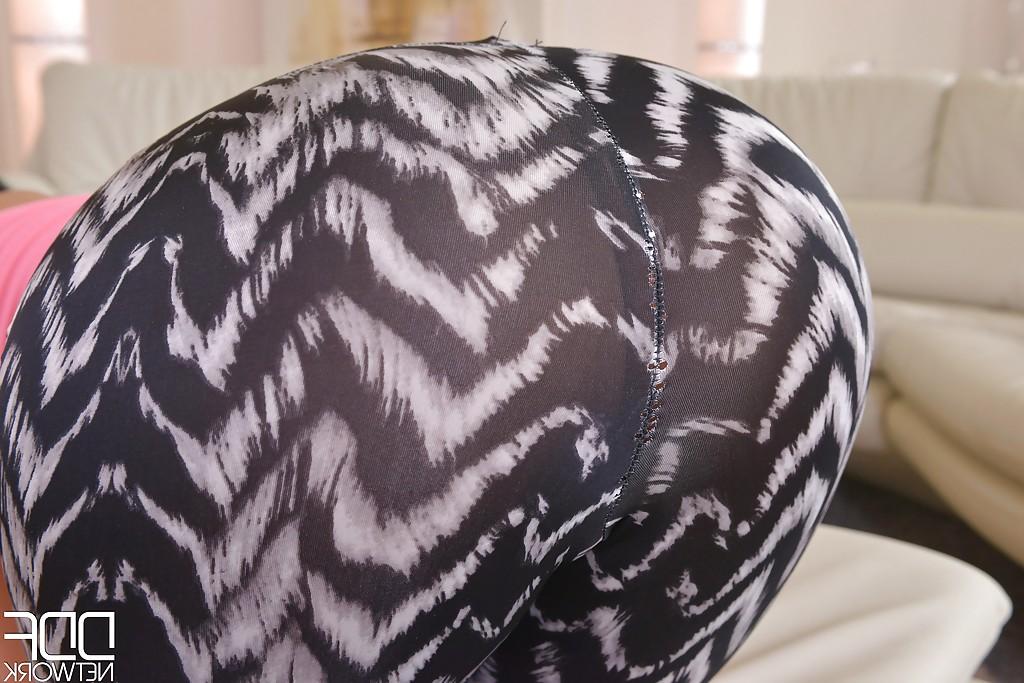 16P Euro babe Suzy Fox freeing big white butt from yoga pants in high heels