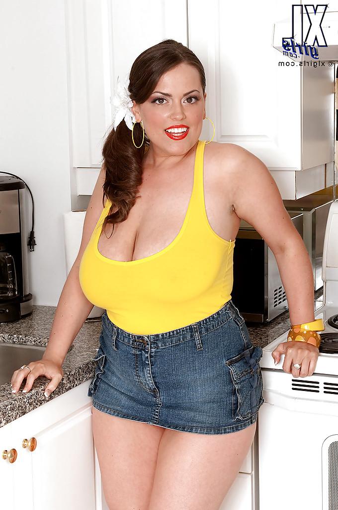 16P Beauteous bbw Taylor Steele demonstrating chubby tits and fat ass in the kitchen