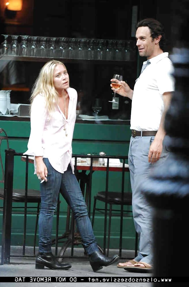 25P The Olsen Twins Want you to Know they Smoke.