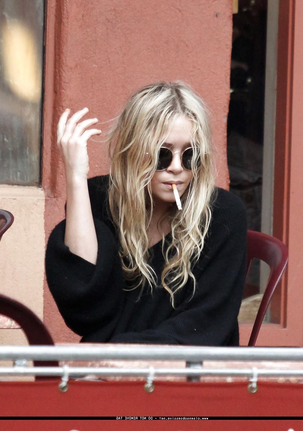 25P The Olsen Twins Want you to Know they Smoke.