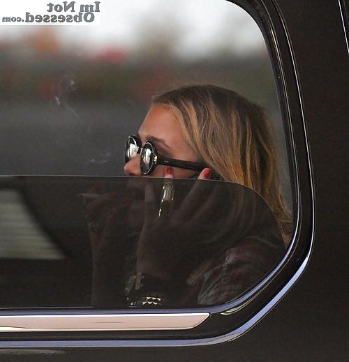 25P The Olsen Twins Want you to Know they Smoke.