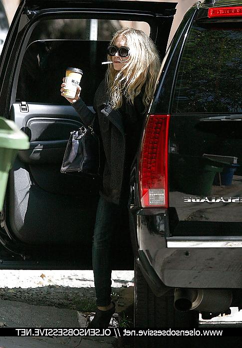 25P The Olsen Twins Want you to Know they Smoke.
