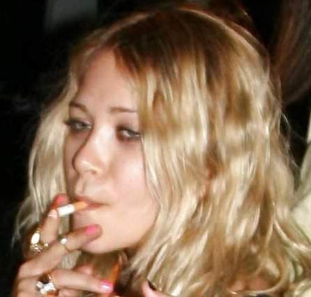 25P The Olsen Twins Want you to Know they Smoke.