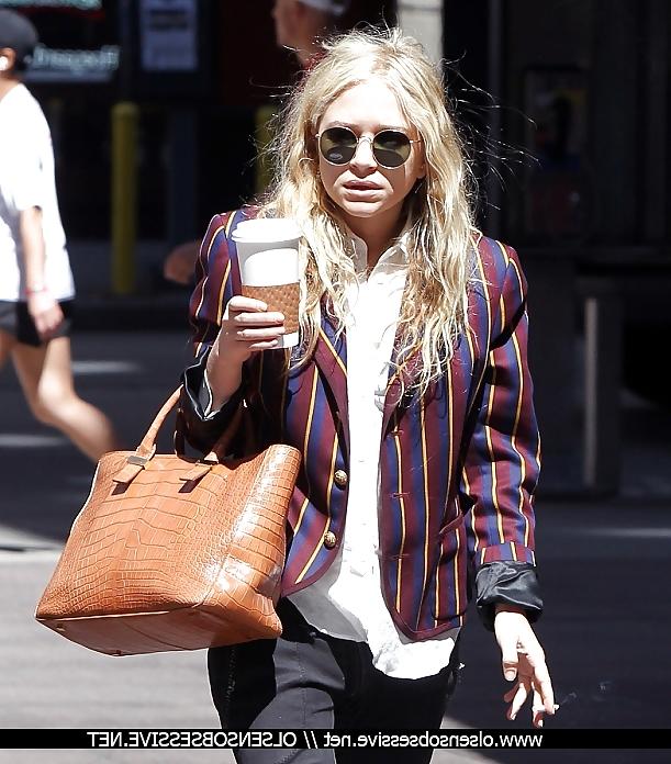 25P The Olsen Twins Want you to Know they Smoke.