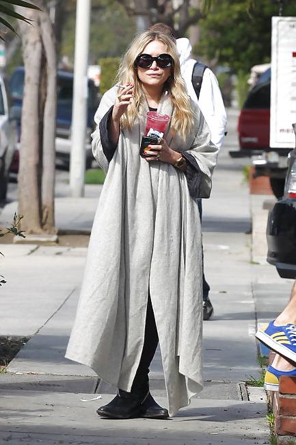 25P The Olsen Twins Want you to Know they Smoke.