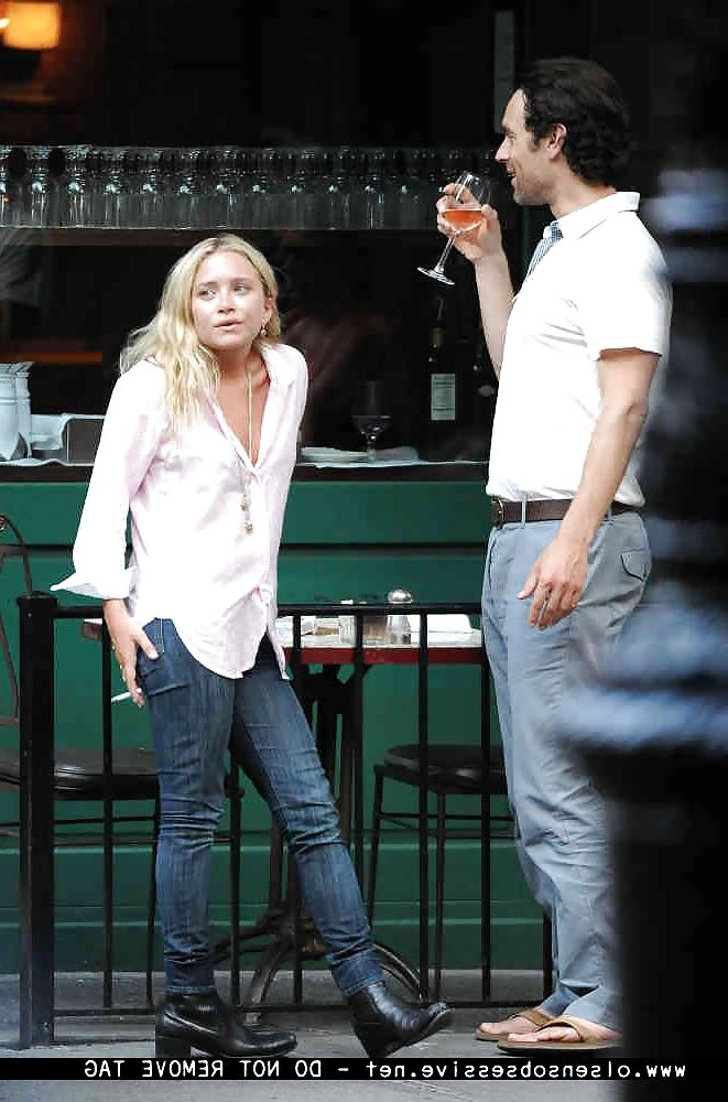 25P The Olsen Twins Want you to Know they Smoke.