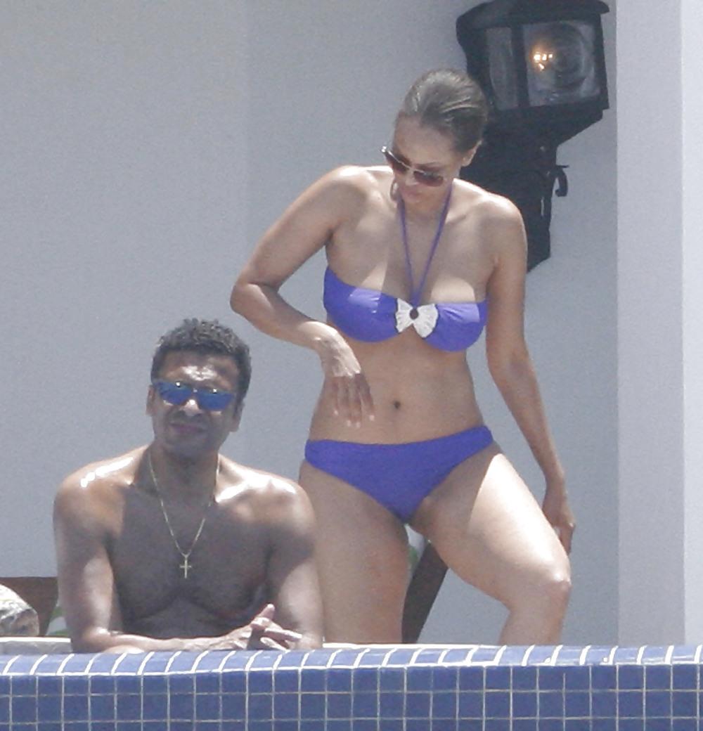25P Tyra Banks on vacation in Mexico