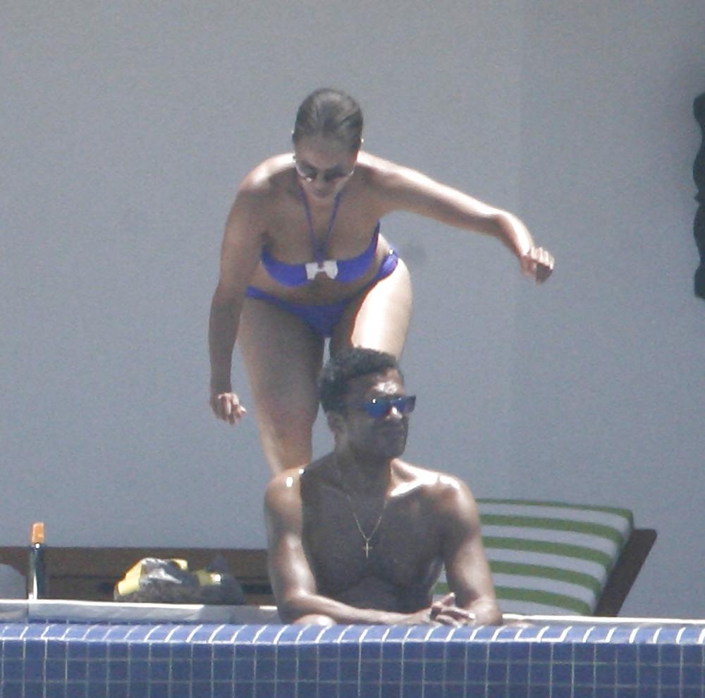 25P Tyra Banks on vacation in Mexico