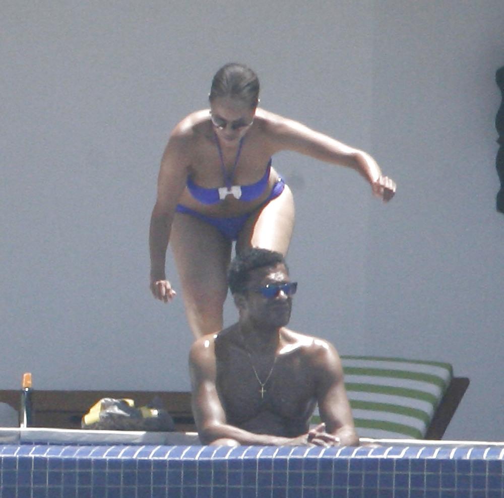 25P Tyra Banks on vacation in Mexico