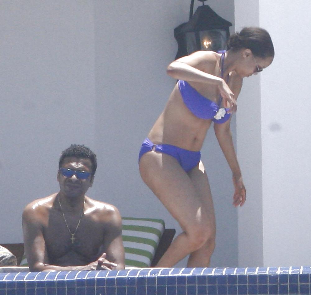 25P Tyra Banks on vacation in Mexico