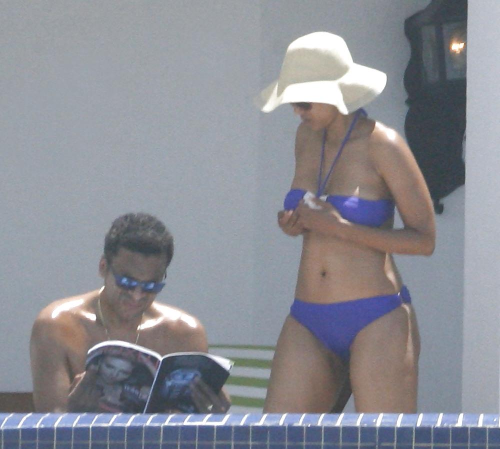25P Tyra Banks on vacation in Mexico