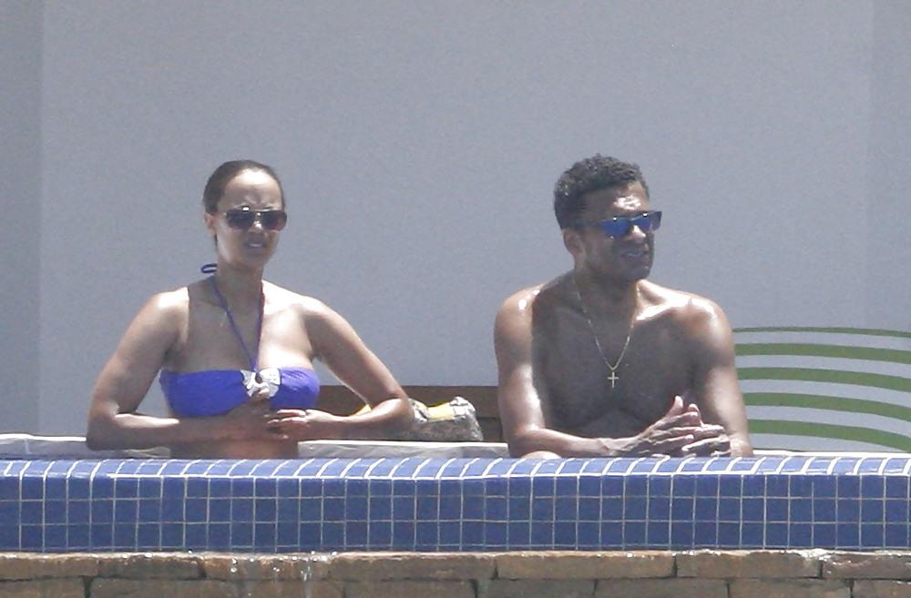 25P Tyra Banks on vacation in Mexico