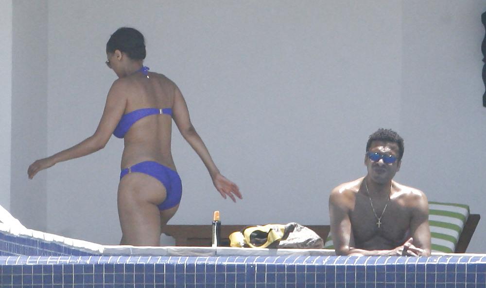 25P Tyra Banks on vacation in Mexico