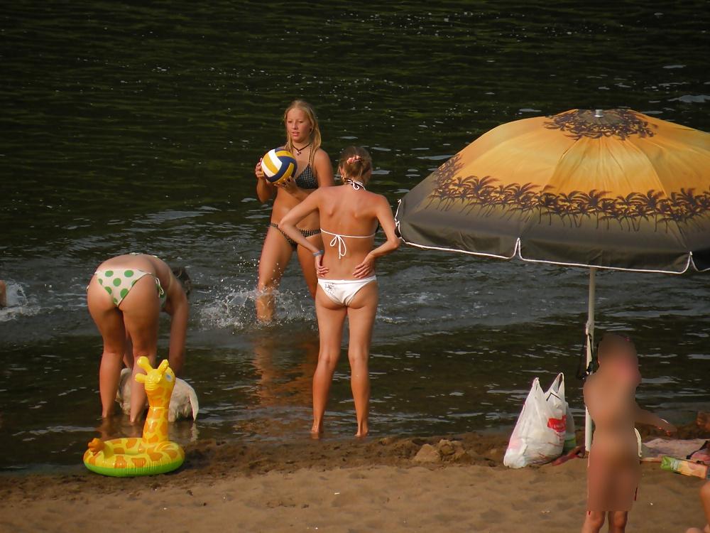 25P Beach voyeur