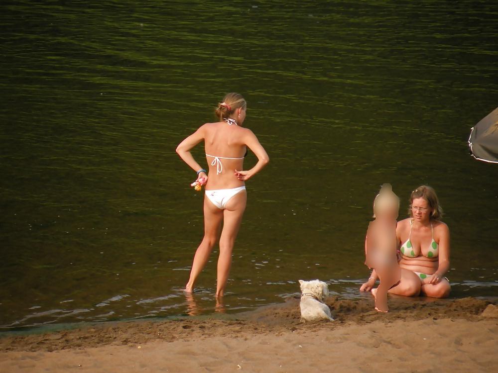 25P Beach voyeur