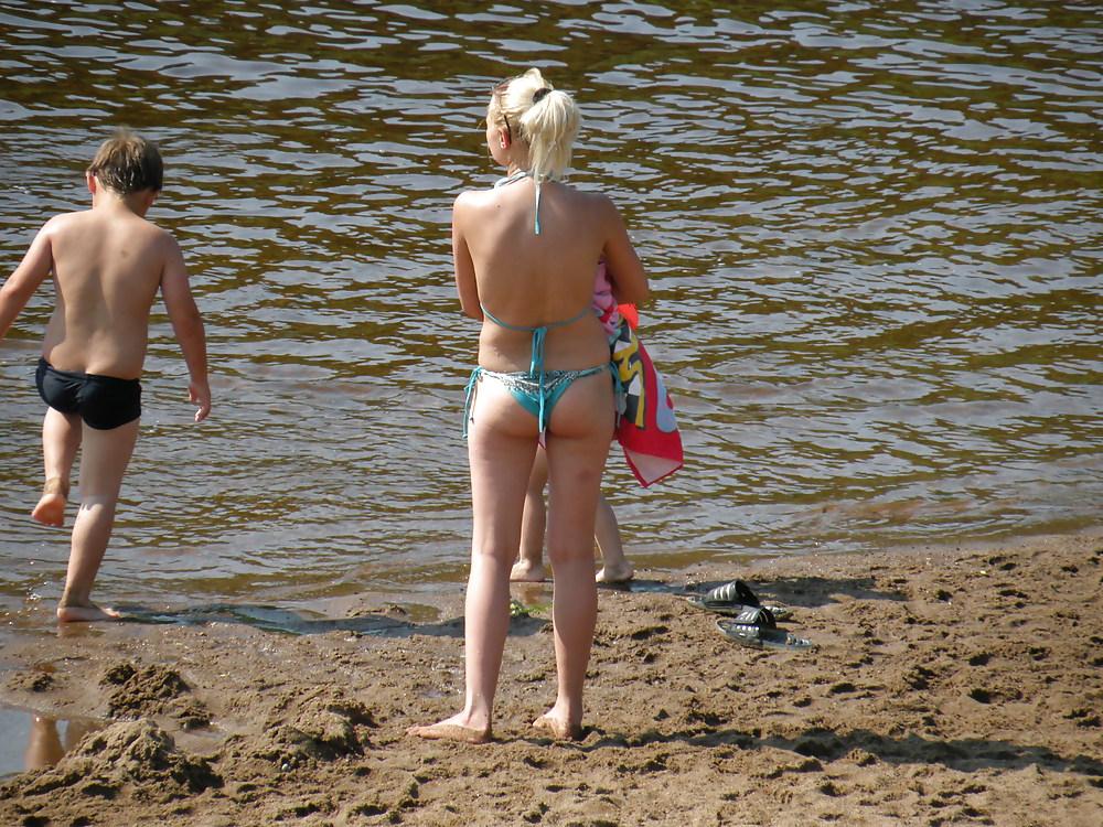 25P Beach voyeur