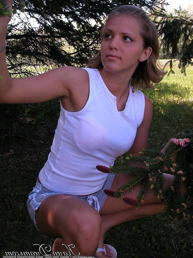 20P Pictures of teen Karen Dreams enjoying the great outdoors