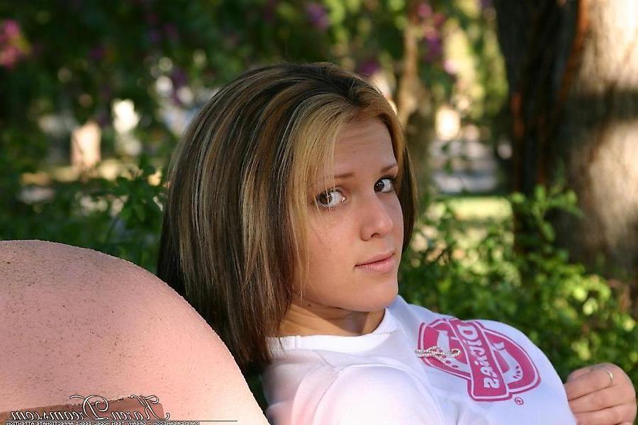 20P Pictures of teen cutie Karen Dreams showing you up her skirt